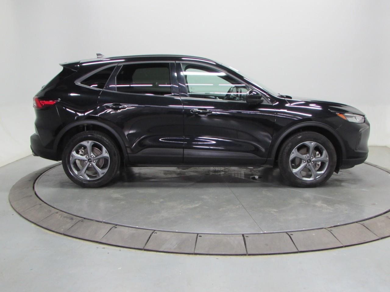 Ford Escape Vehicle Full-screen Gallery Image 08