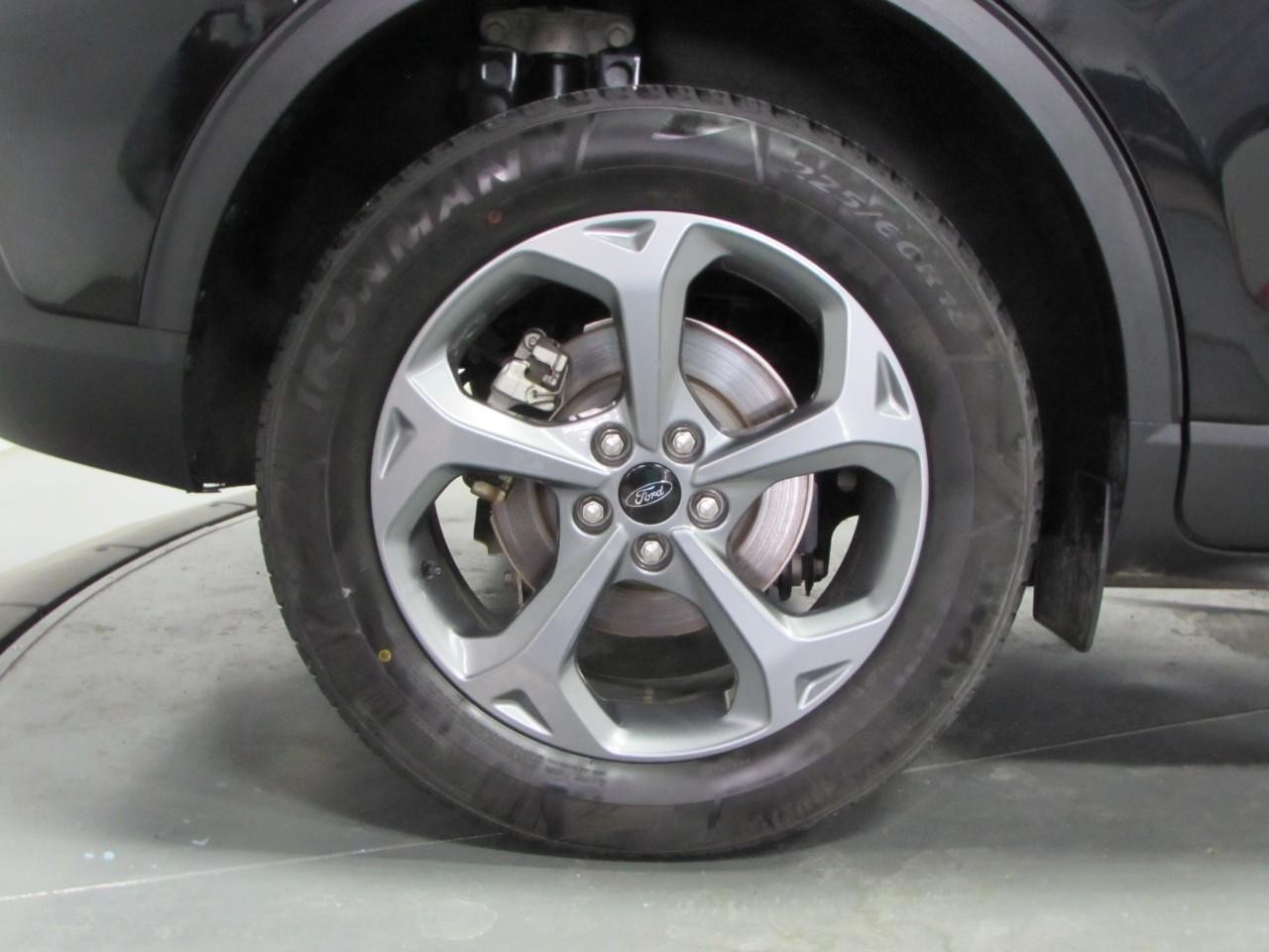 Ford Escape Vehicle Full-screen Gallery Image 09