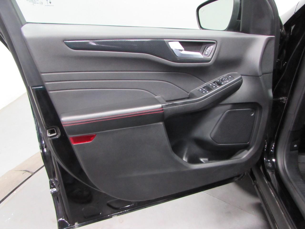 Ford Escape Vehicle Full-screen Gallery Image 12