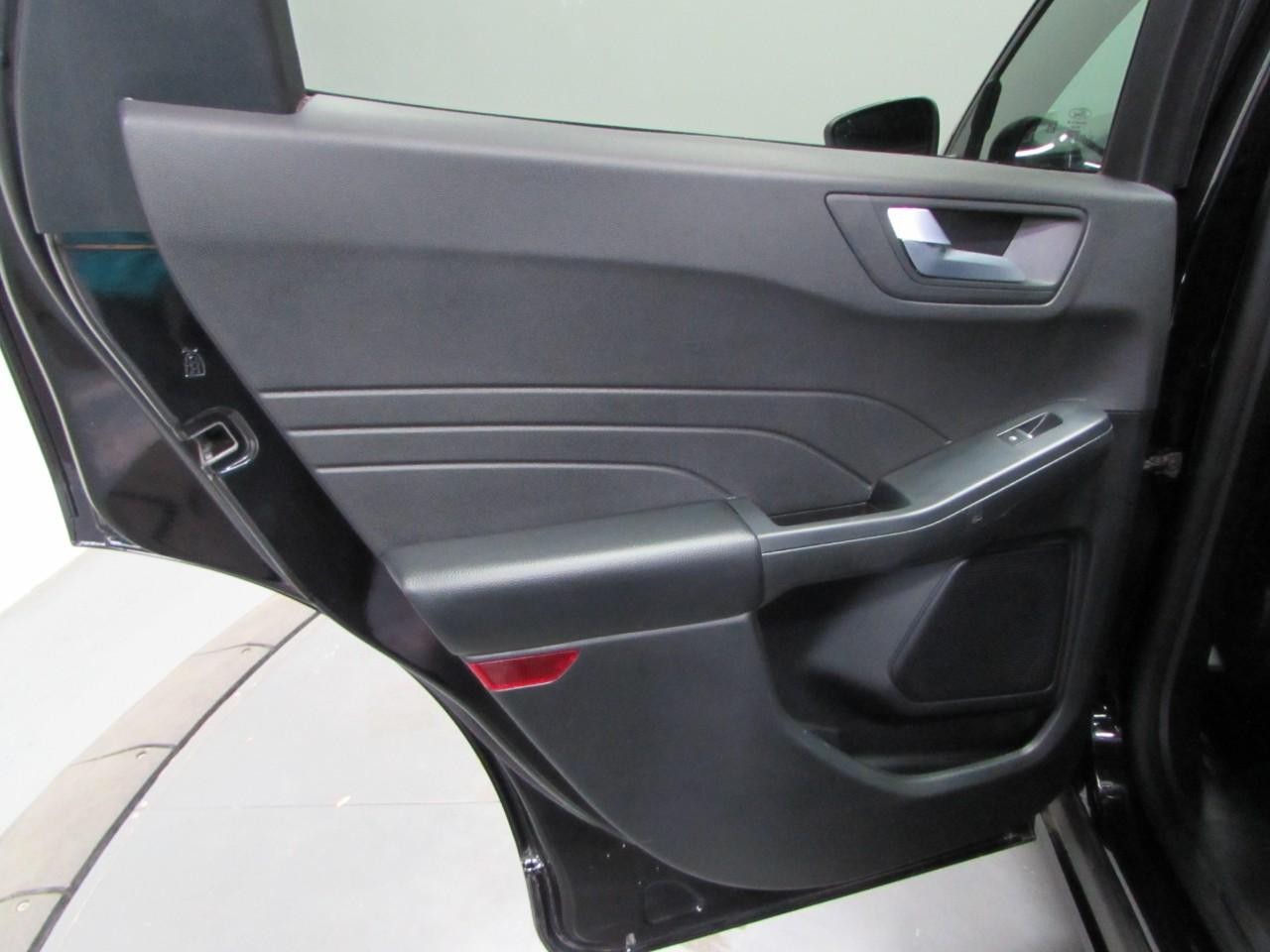 Ford Escape Vehicle Full-screen Gallery Image 14