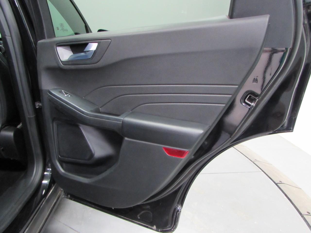 Ford Escape Vehicle Full-screen Gallery Image 18
