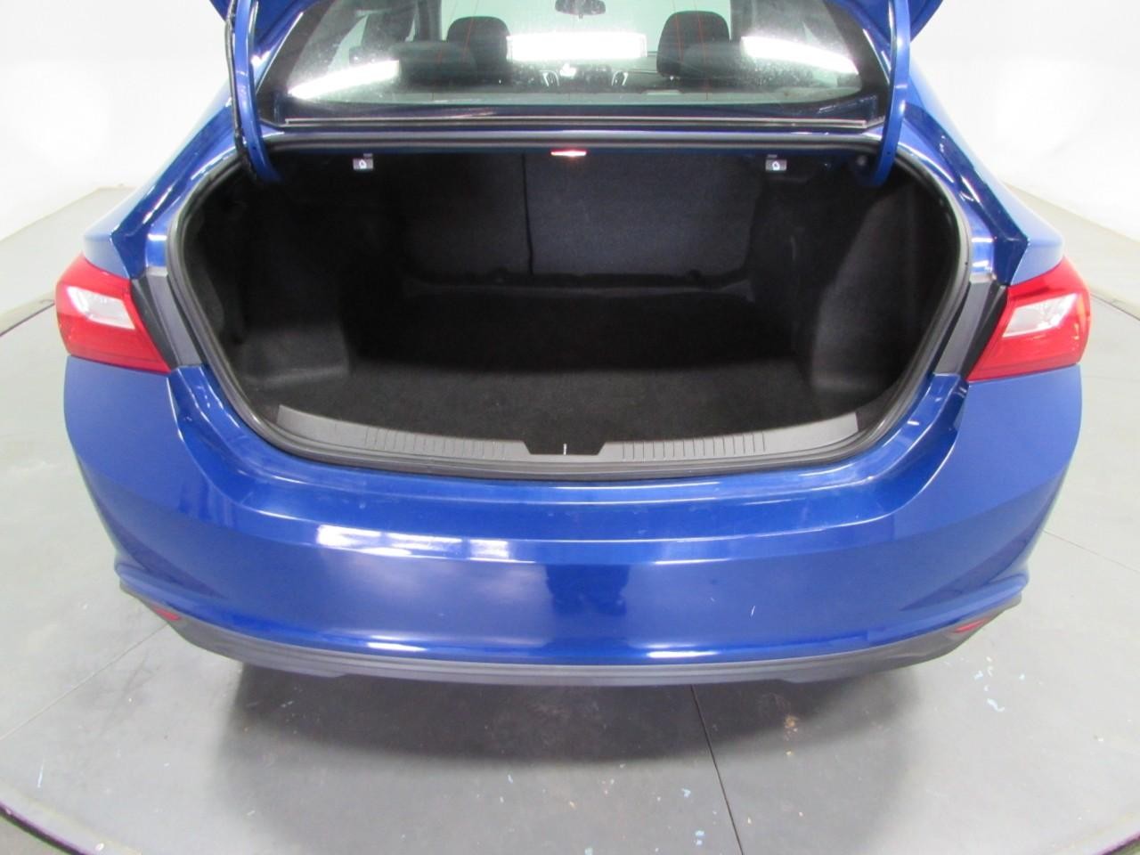 Chevrolet Malibu Vehicle Full-screen Gallery Image 11