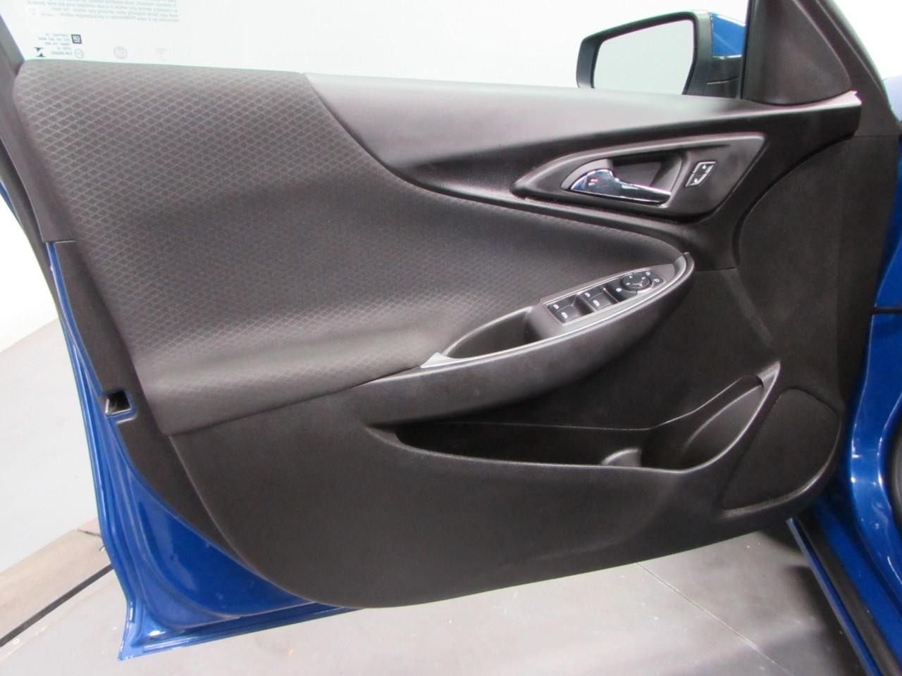 Chevrolet Malibu Vehicle Full-screen Gallery Image 12