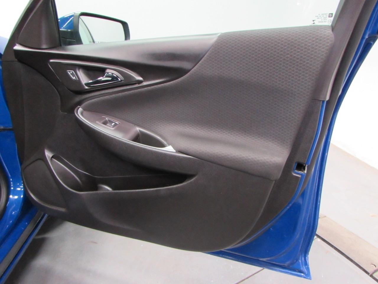 Chevrolet Malibu Vehicle Full-screen Gallery Image 16