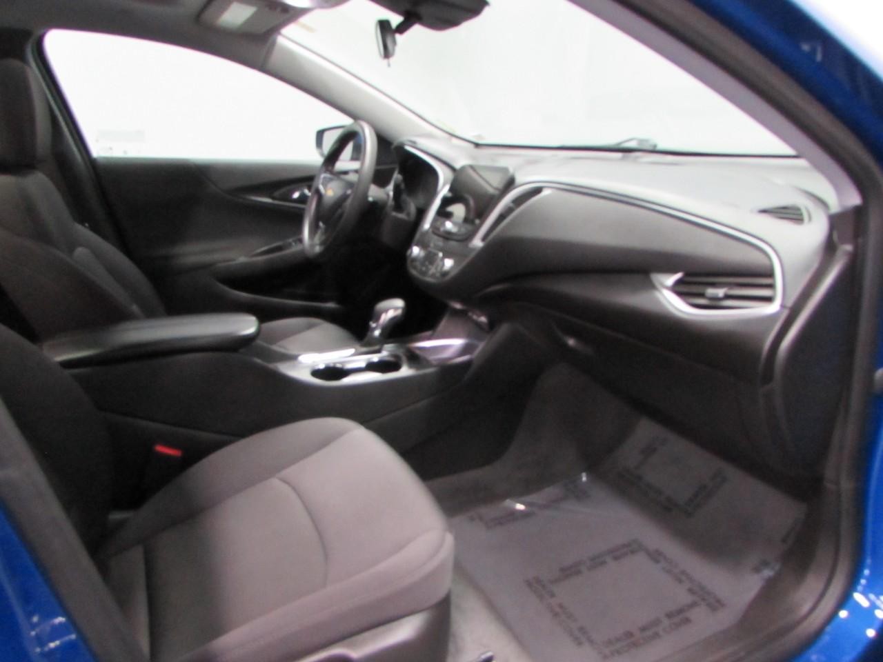 Chevrolet Malibu Vehicle Full-screen Gallery Image 17