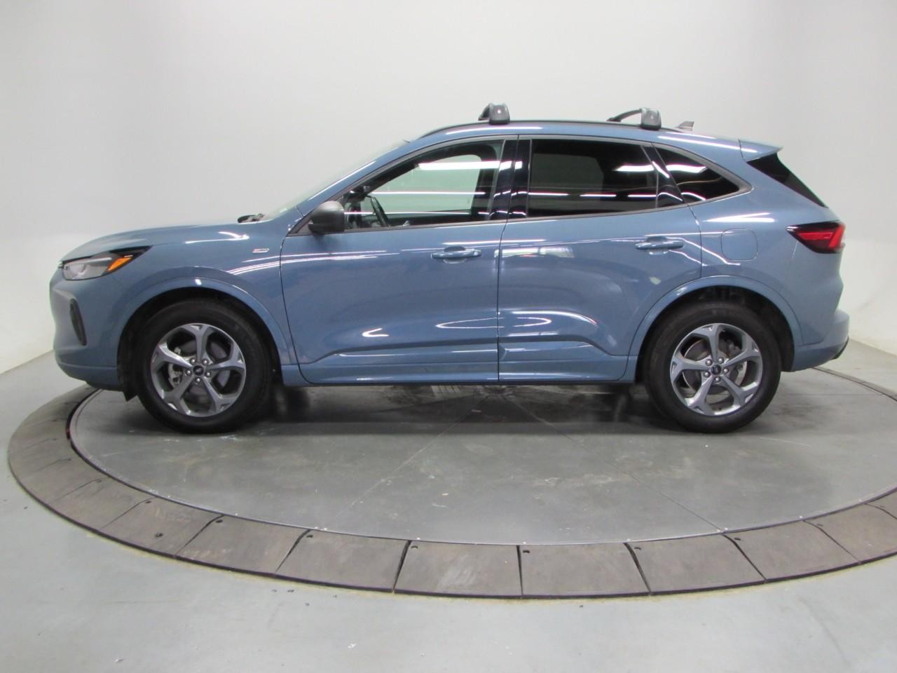 Ford Escape Vehicle Full-screen Gallery Image 04