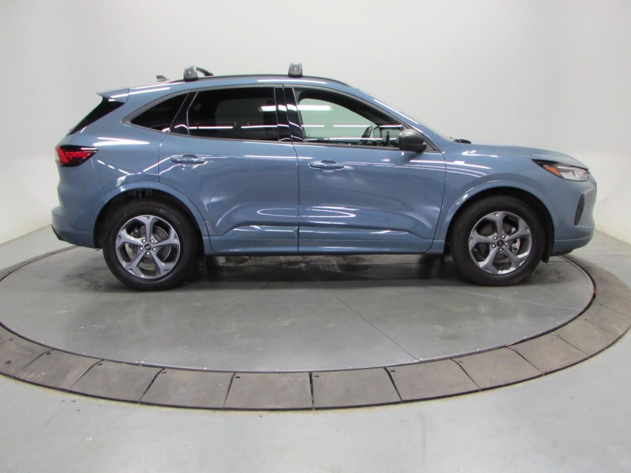 Ford Escape Vehicle Full-screen Gallery Image 08