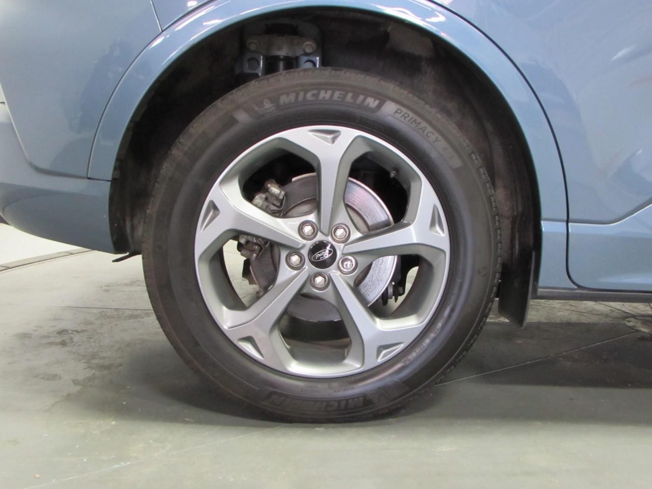 Ford Escape Vehicle Full-screen Gallery Image 09