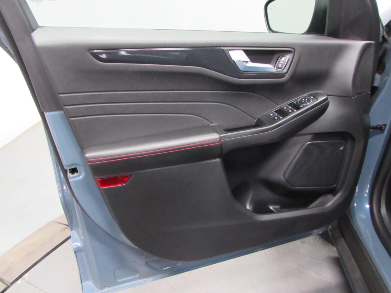 Ford Escape Vehicle Full-screen Gallery Image 12