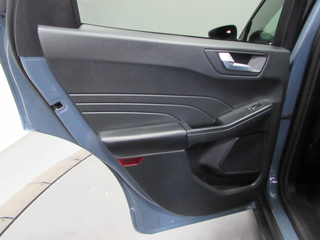 Ford Escape Vehicle Full-screen Gallery Image 14