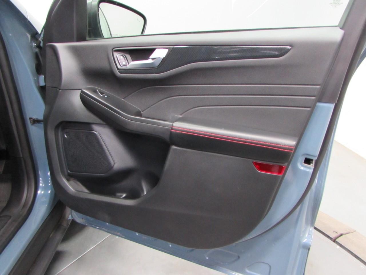 Ford Escape Vehicle Full-screen Gallery Image 16
