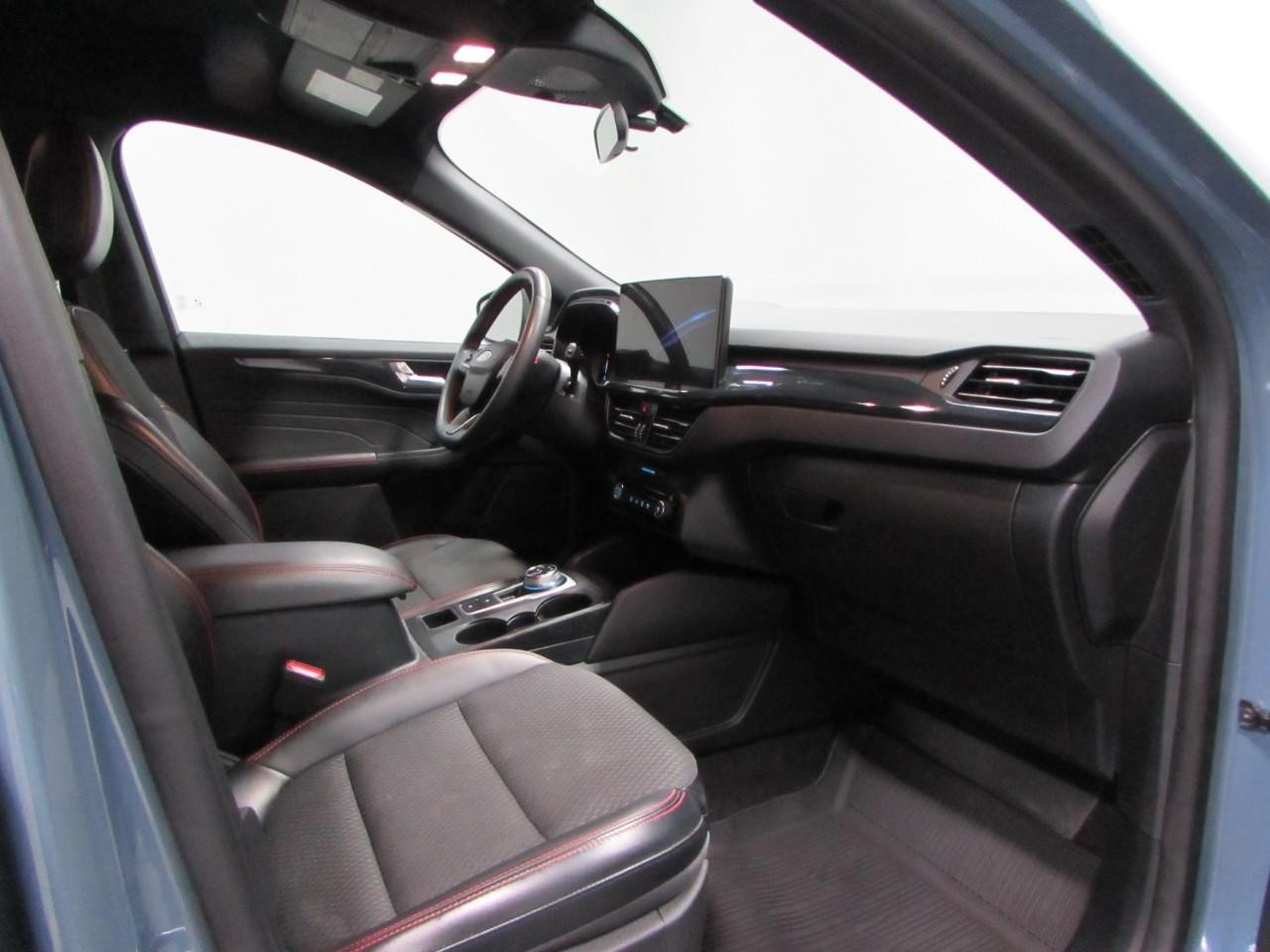 Ford Escape Vehicle Full-screen Gallery Image 17