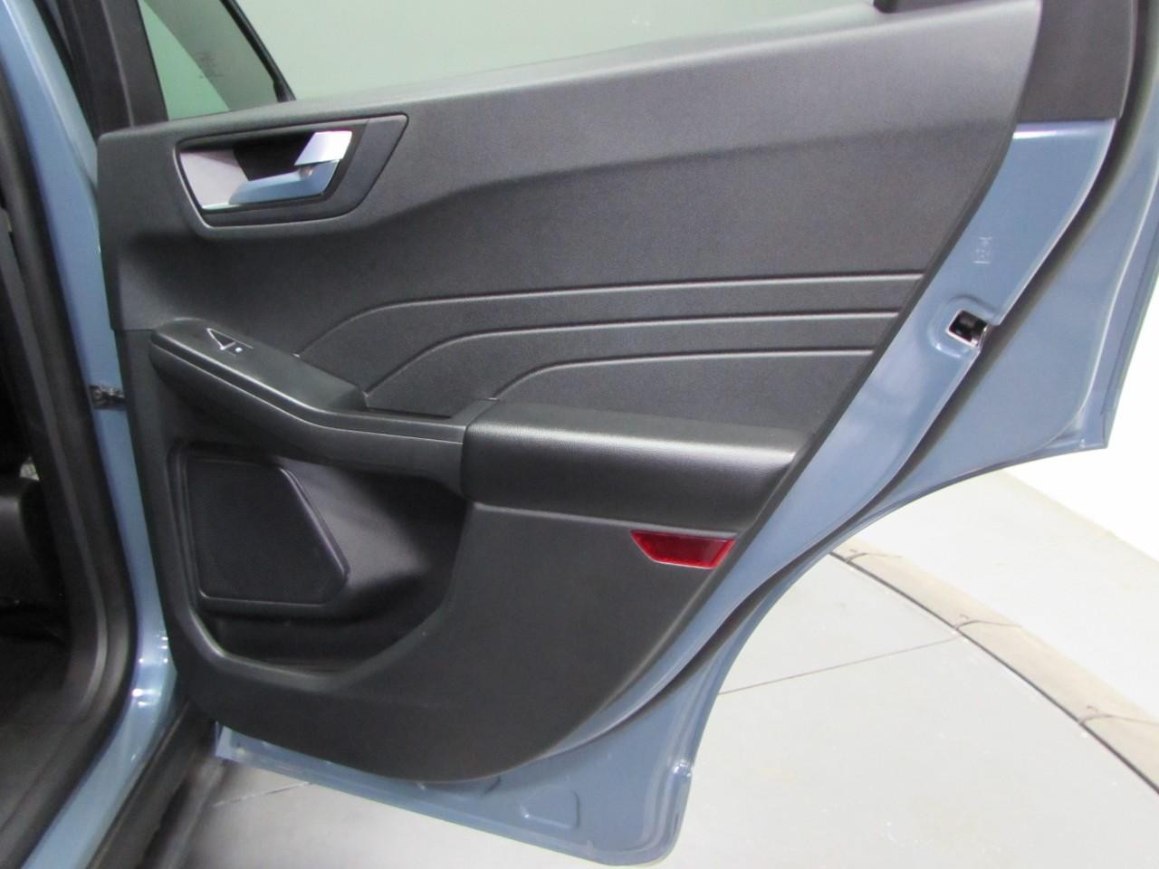 Ford Escape Vehicle Full-screen Gallery Image 18