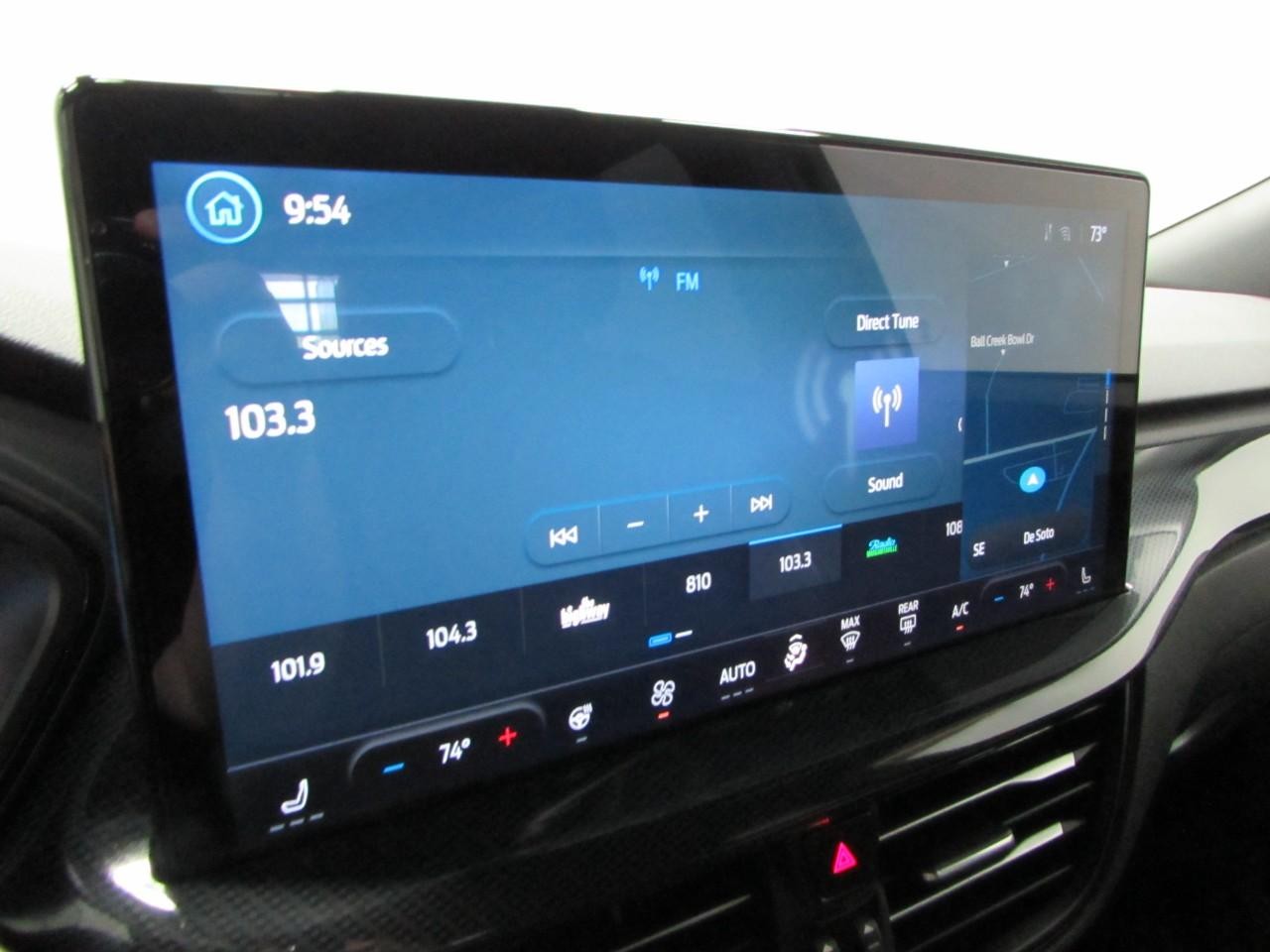 Ford Escape Vehicle Full-screen Gallery Image 27