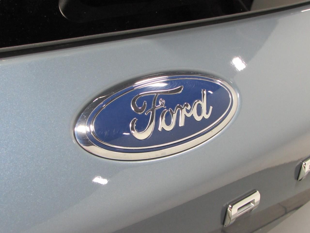 Ford Escape Vehicle Full-screen Gallery Image 32