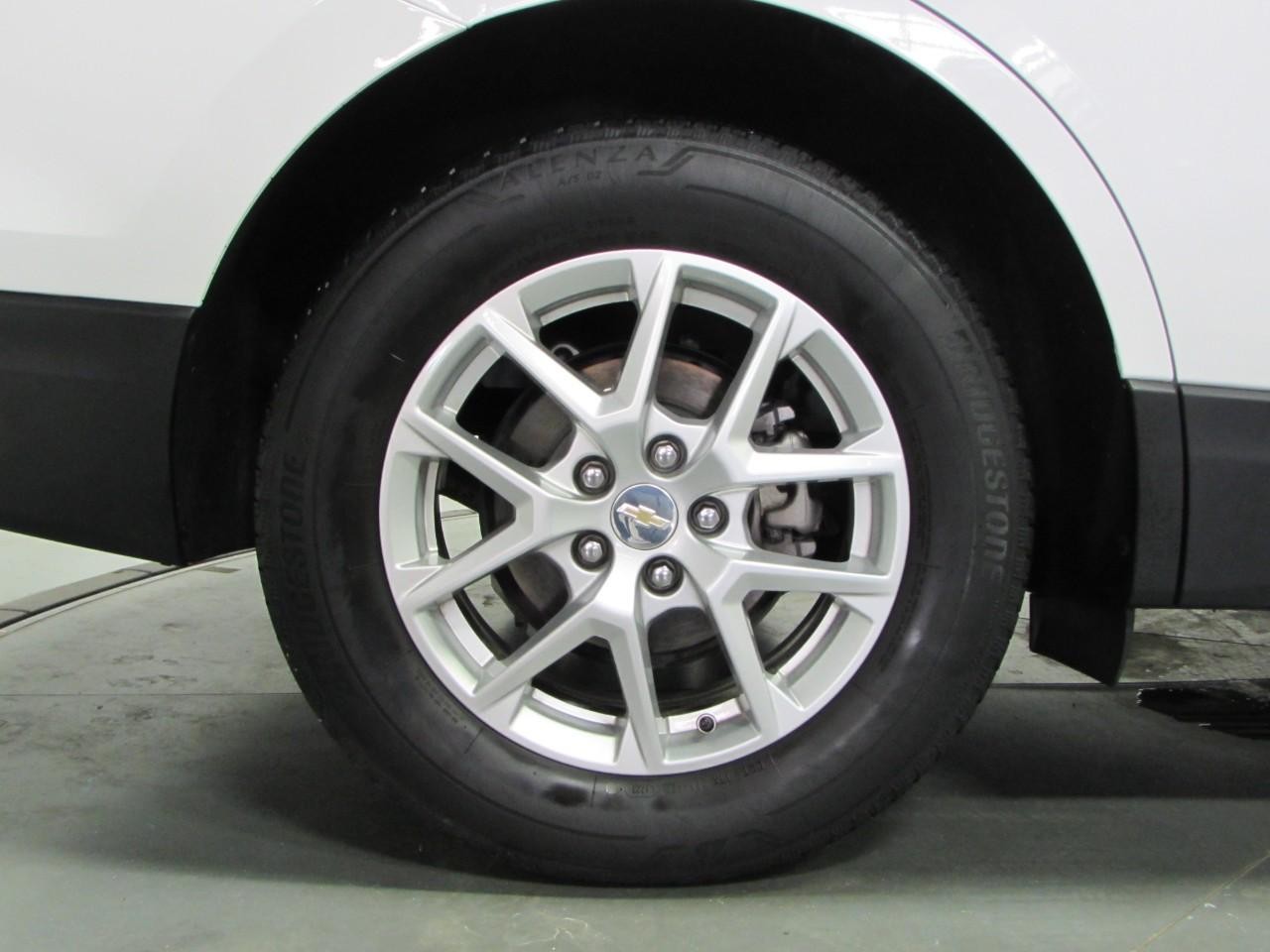 Chevrolet Equinox Vehicle Full-screen Gallery Image 09