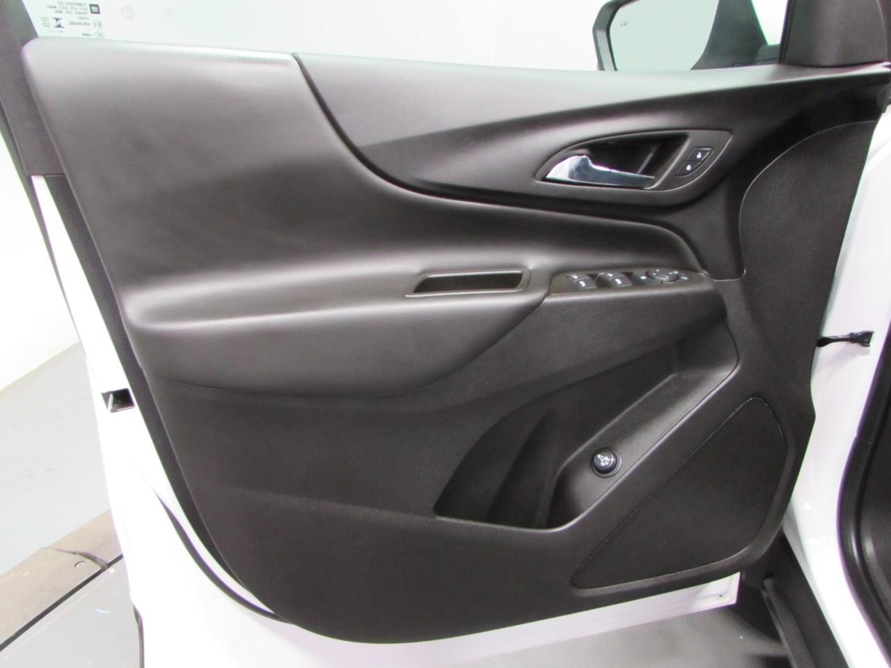Chevrolet Equinox Vehicle Full-screen Gallery Image 12