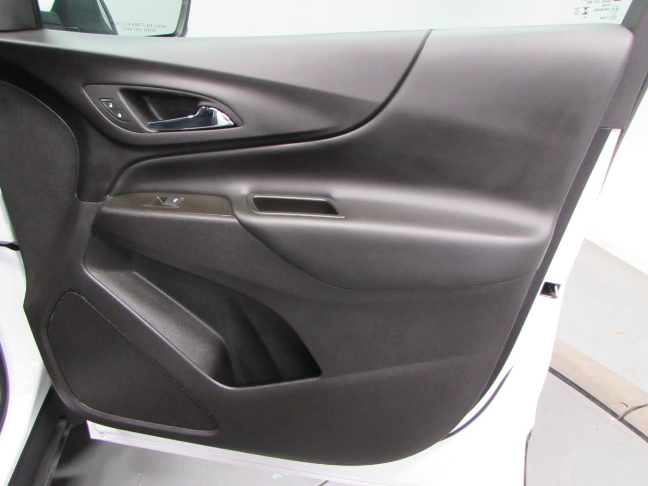 Chevrolet Equinox Vehicle Full-screen Gallery Image 16