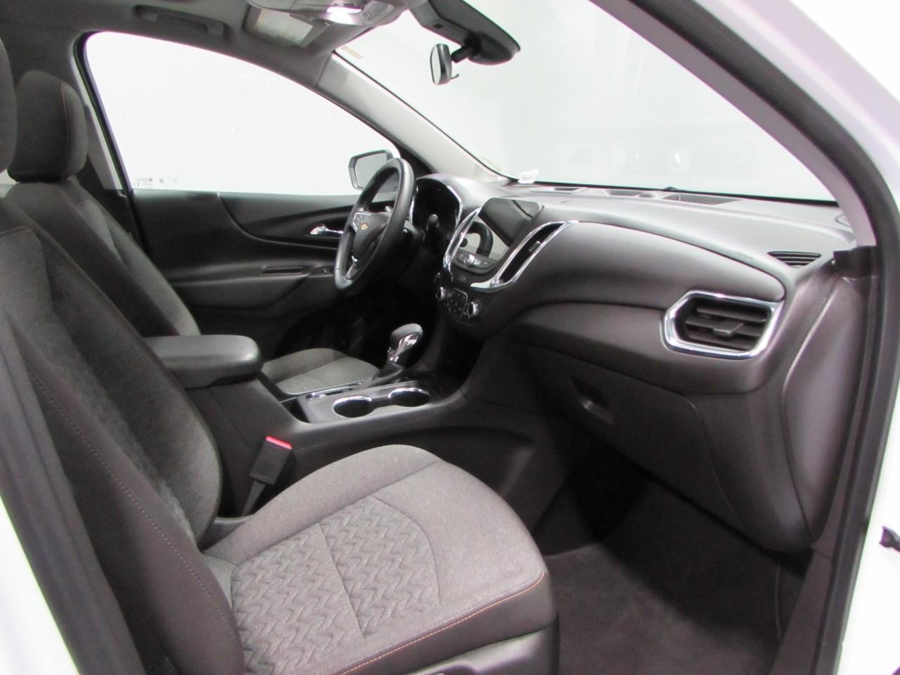 Chevrolet Equinox Vehicle Full-screen Gallery Image 17