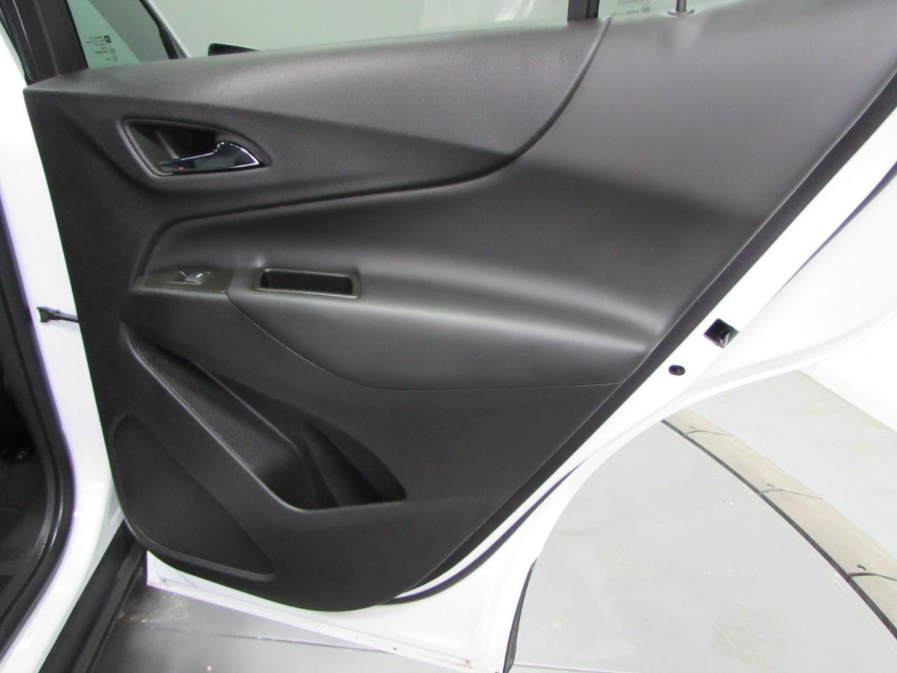 Chevrolet Equinox Vehicle Full-screen Gallery Image 18