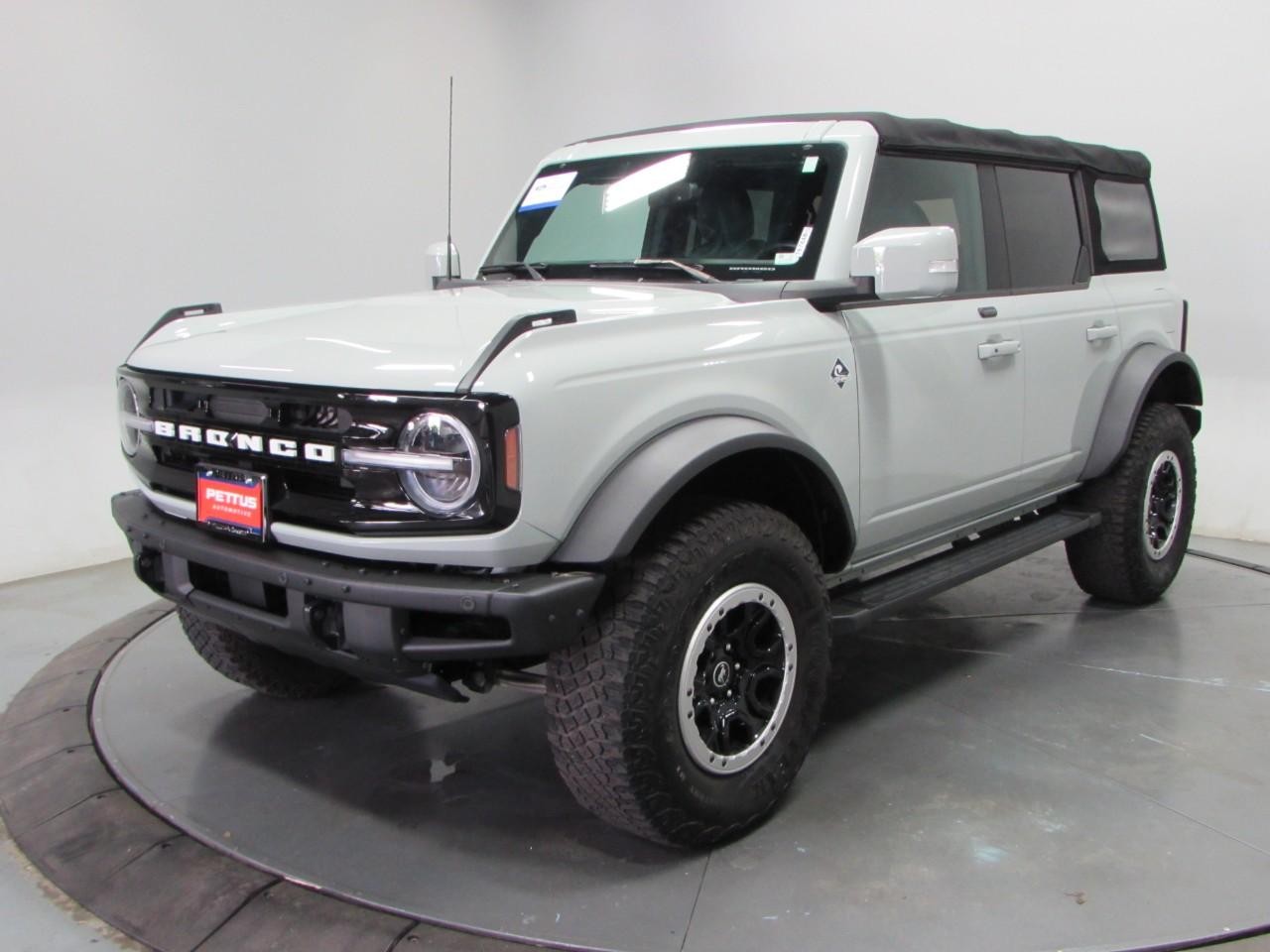 Ford Bronco Vehicle Full-screen Gallery Image 03