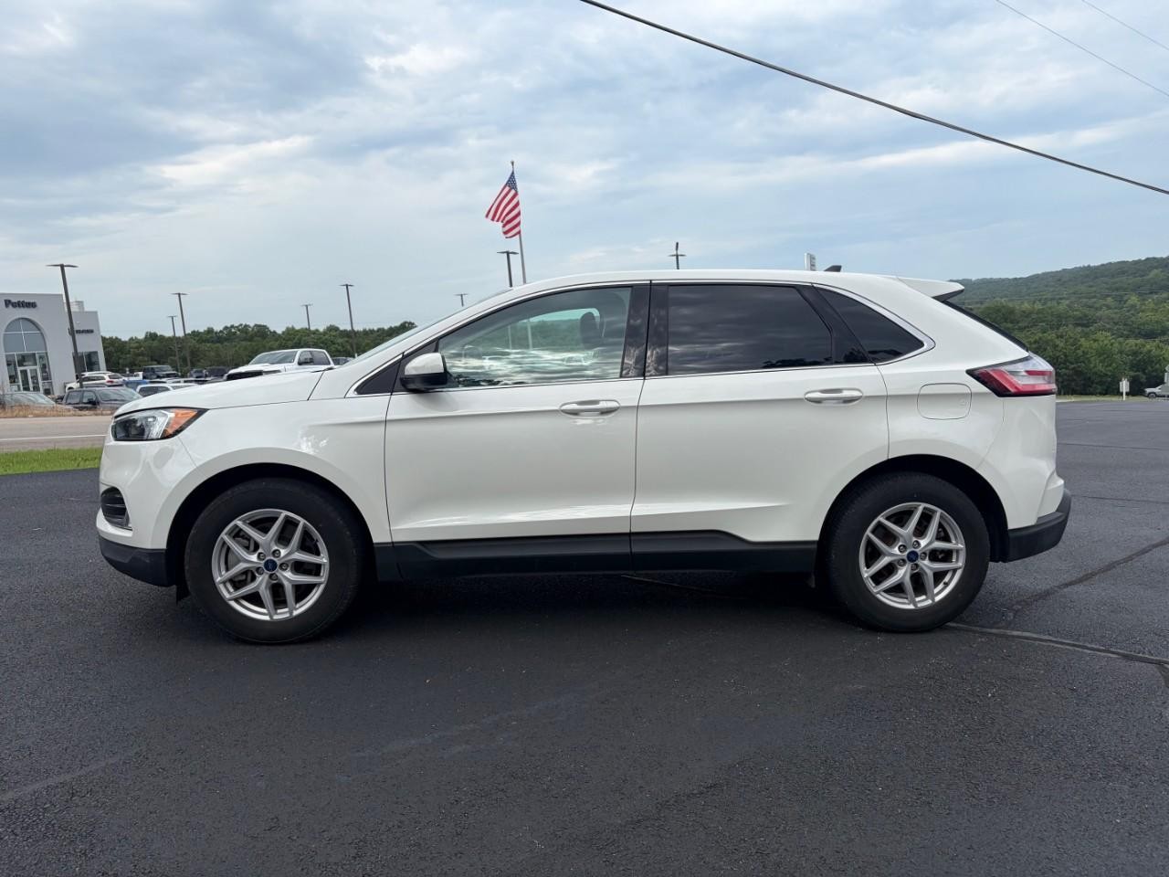 Ford Edge Vehicle Full-screen Gallery Image 02