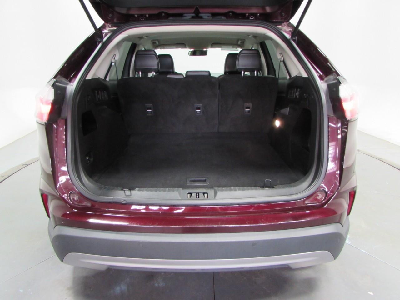 Ford Edge Vehicle Full-screen Gallery Image 11