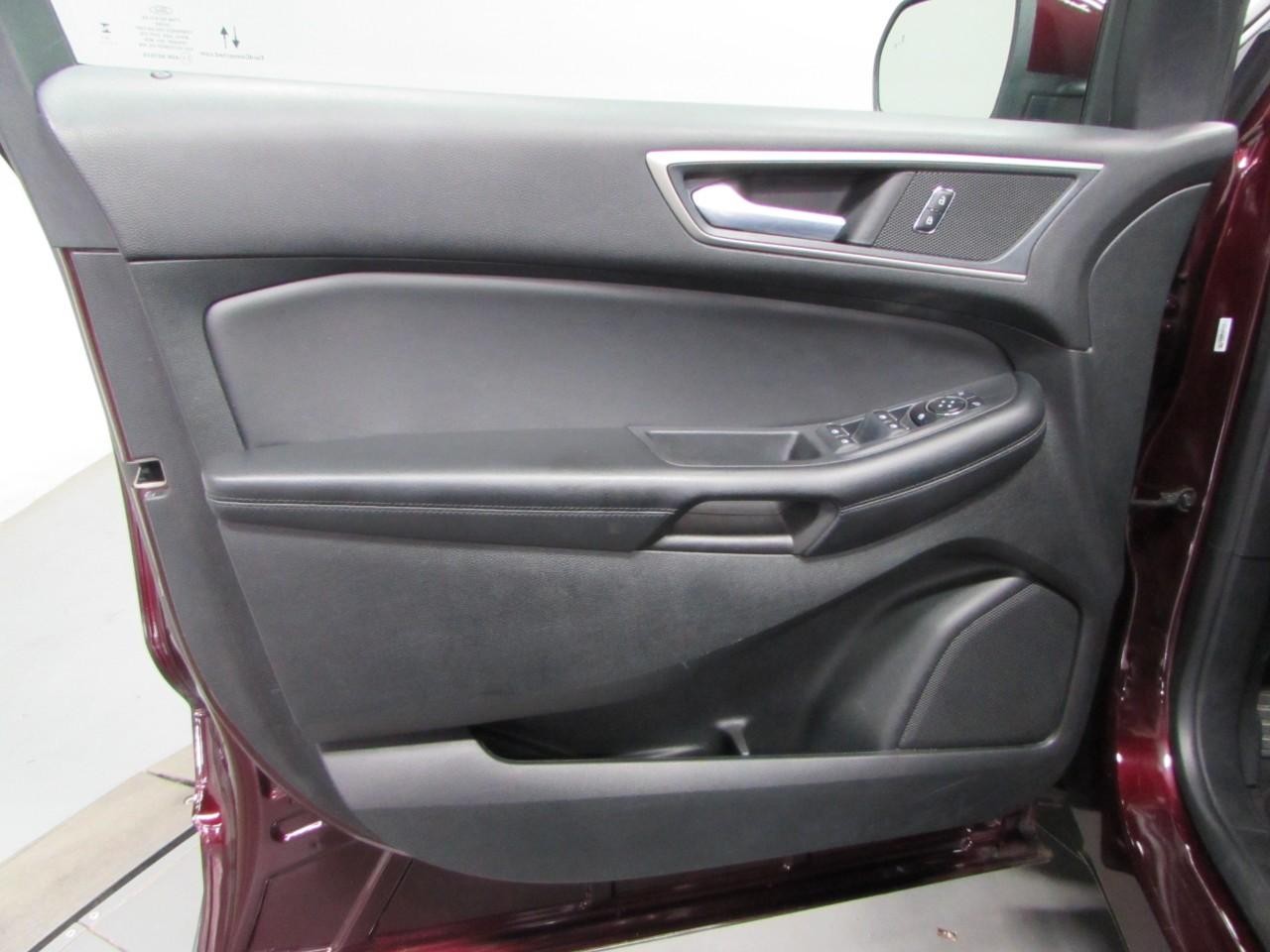Ford Edge Vehicle Full-screen Gallery Image 12