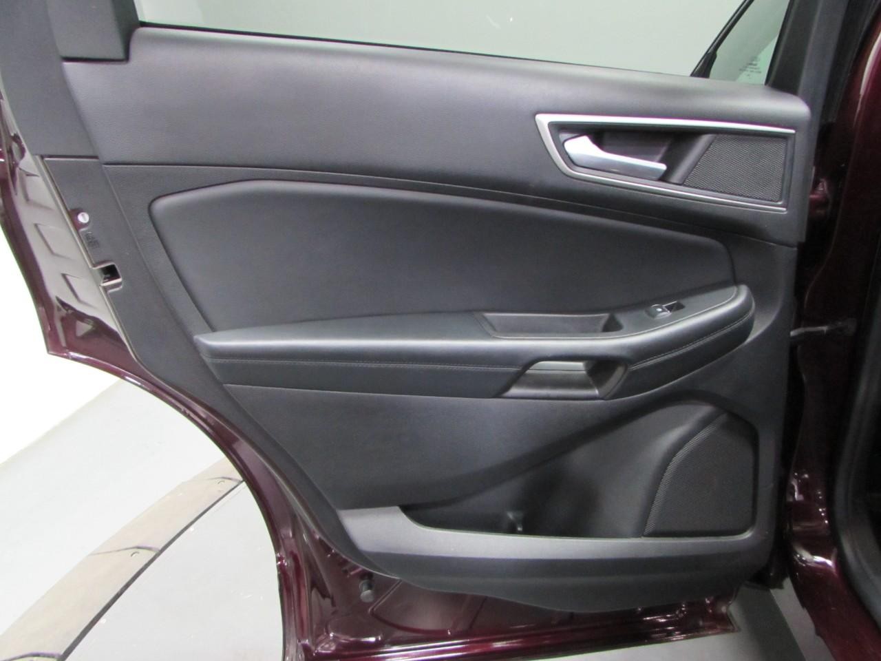 Ford Edge Vehicle Full-screen Gallery Image 14