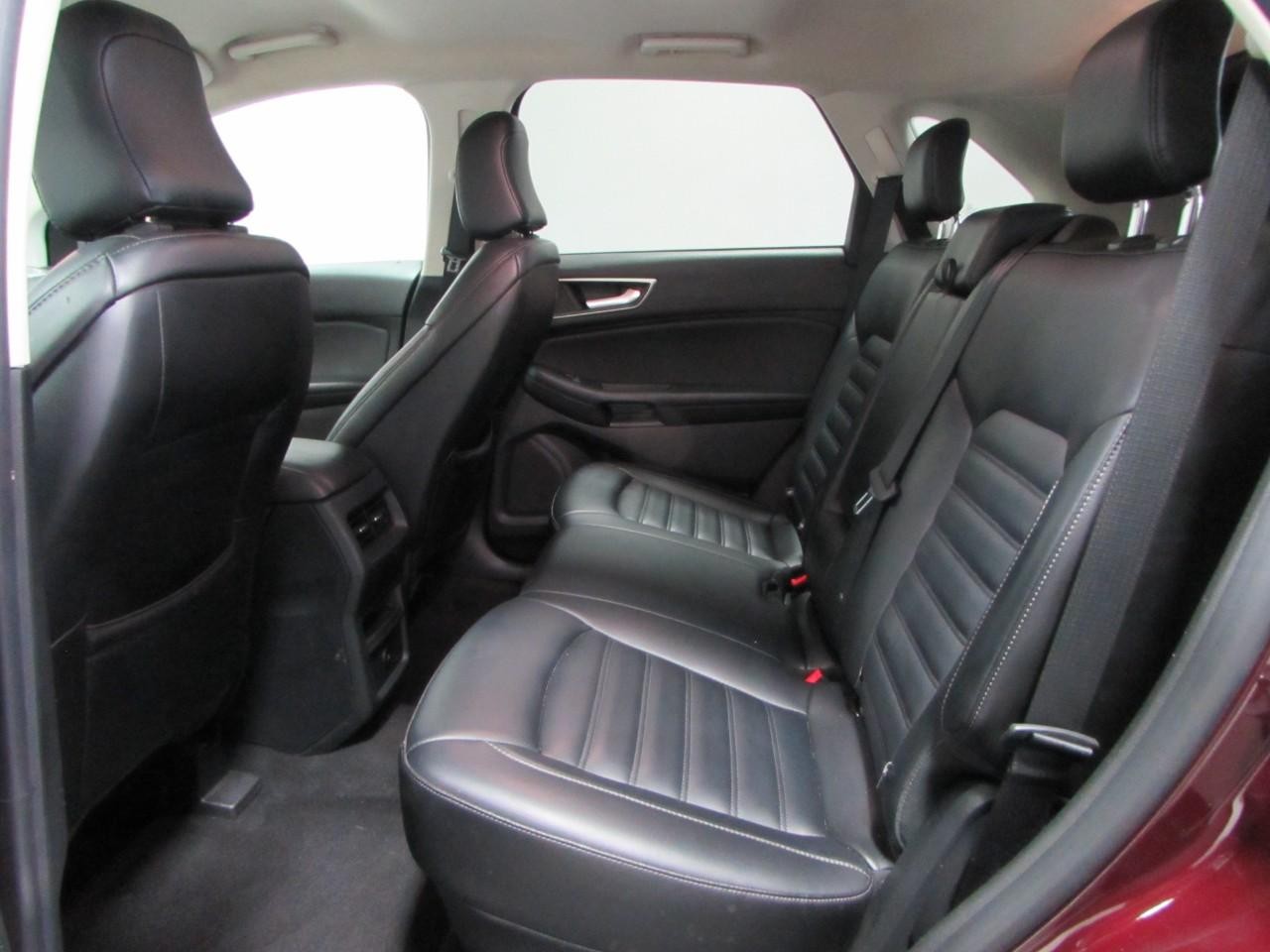Ford Edge Vehicle Full-screen Gallery Image 15