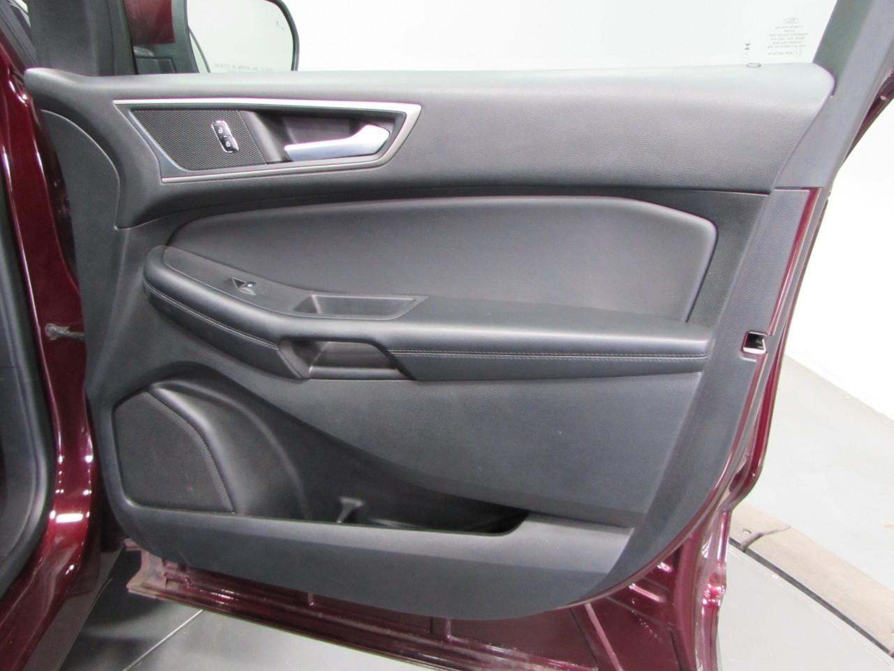 Ford Edge Vehicle Full-screen Gallery Image 16