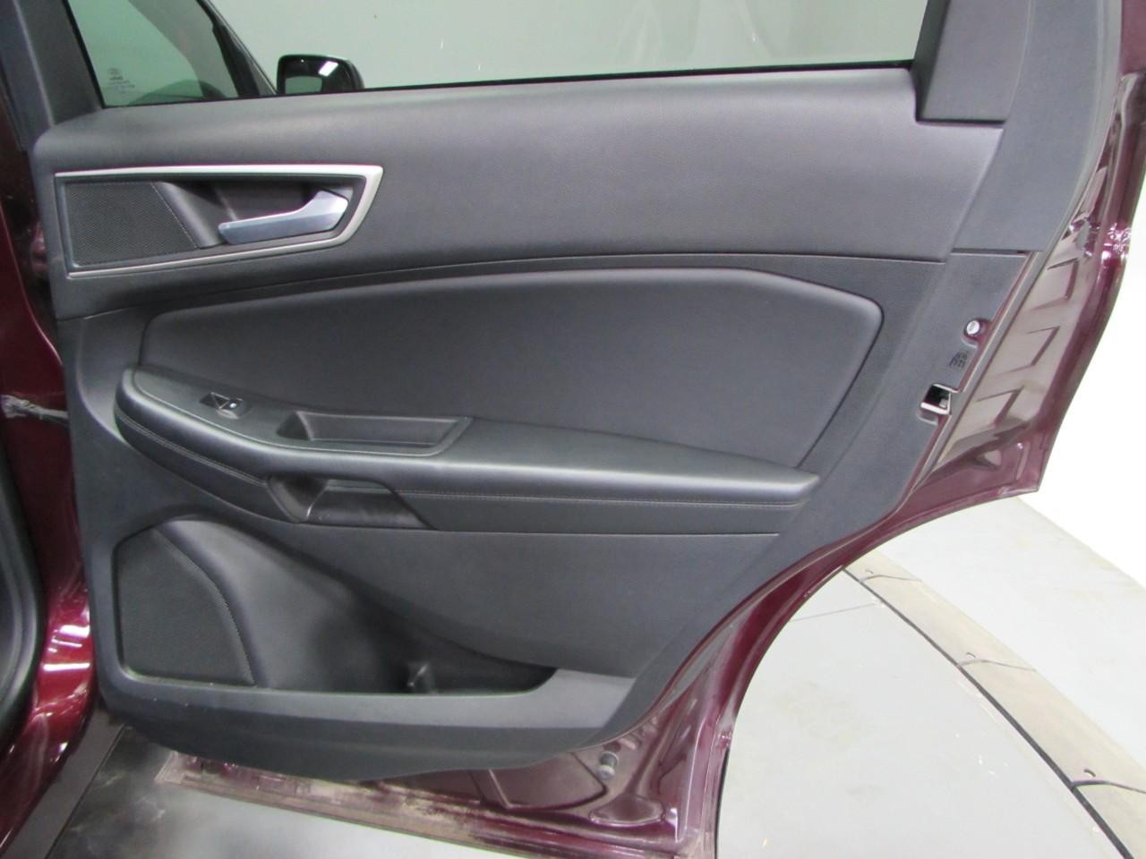 Ford Edge Vehicle Full-screen Gallery Image 18