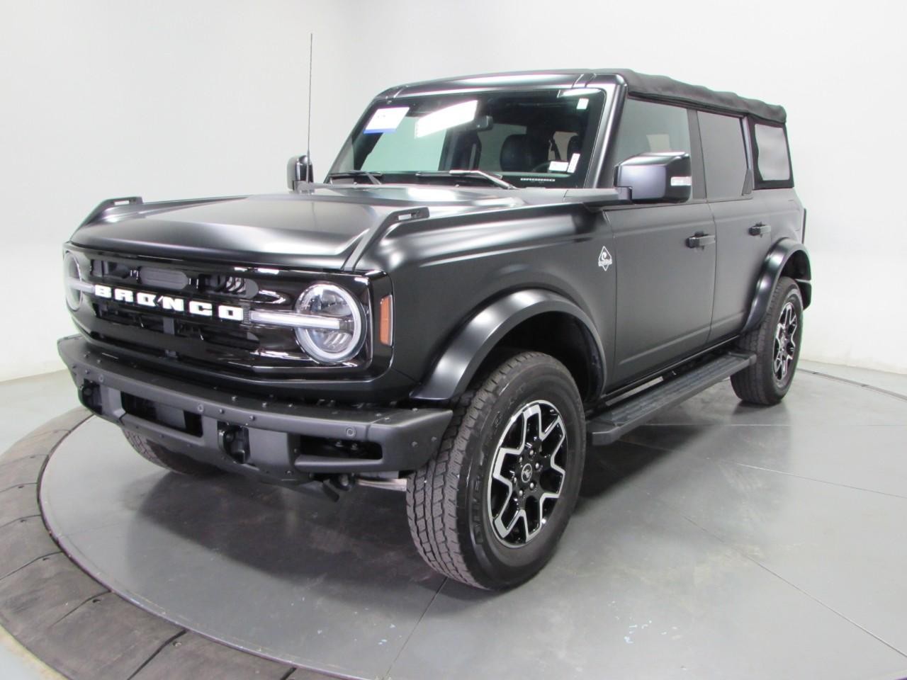 Ford Bronco Vehicle Full-screen Gallery Image 03