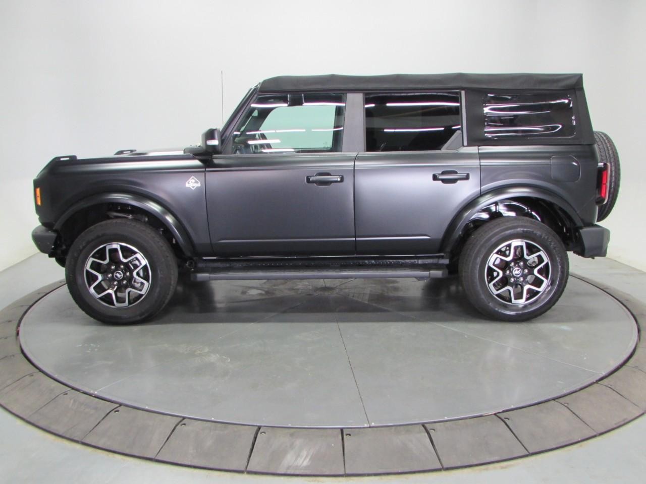 Ford Bronco Vehicle Full-screen Gallery Image 04