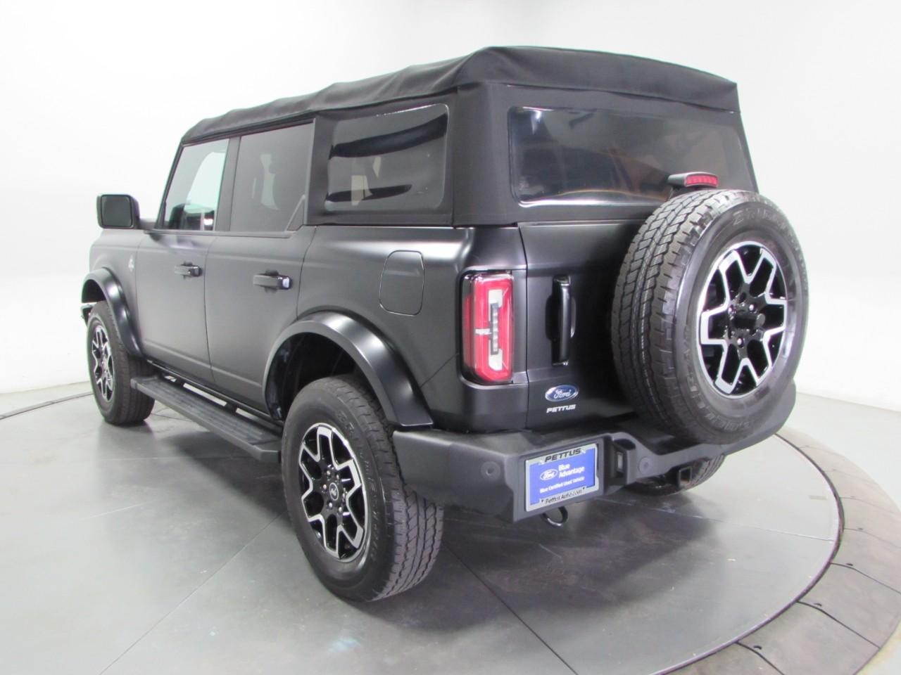 Ford Bronco Vehicle Full-screen Gallery Image 05