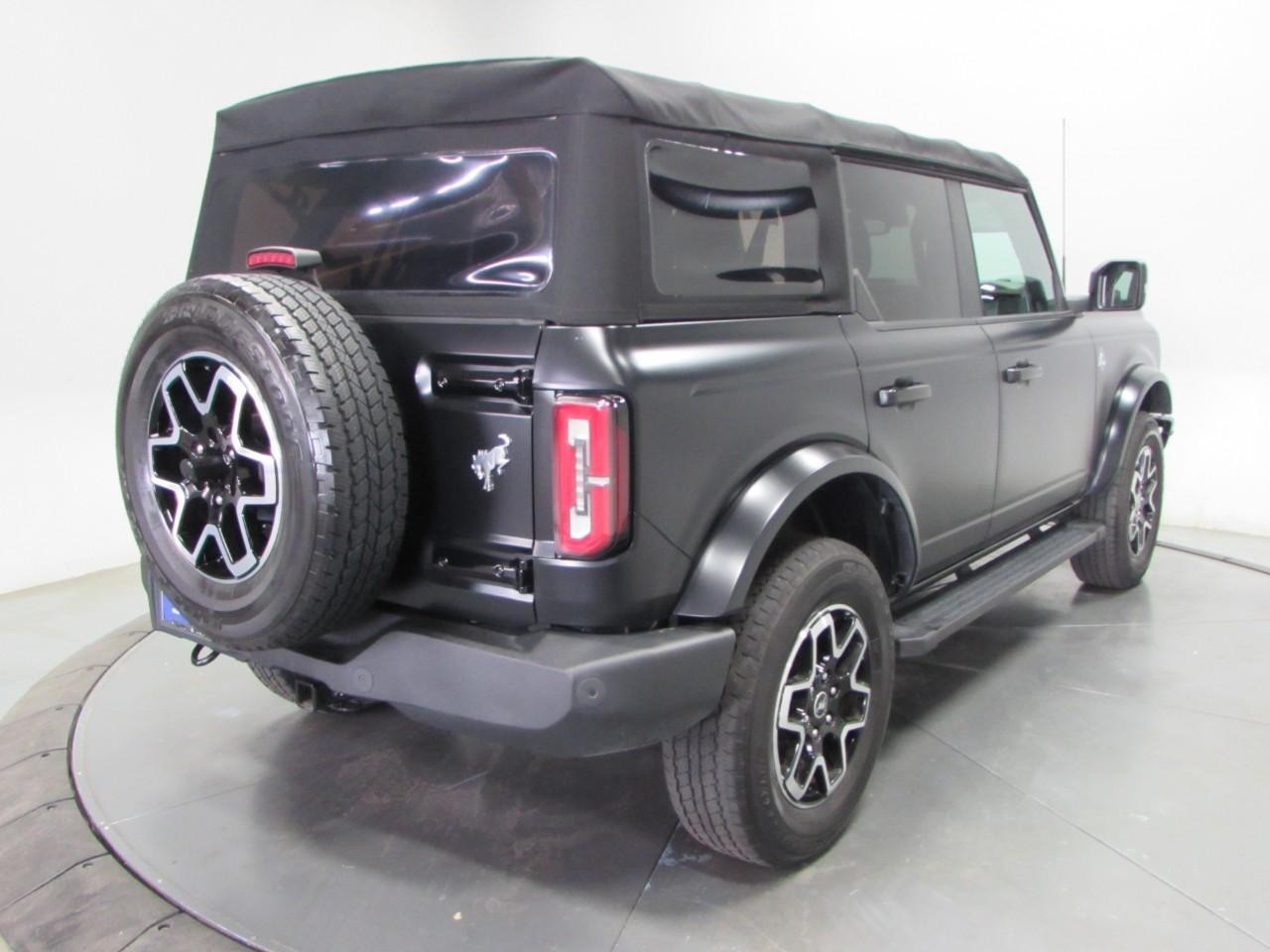 Ford Bronco Vehicle Full-screen Gallery Image 07
