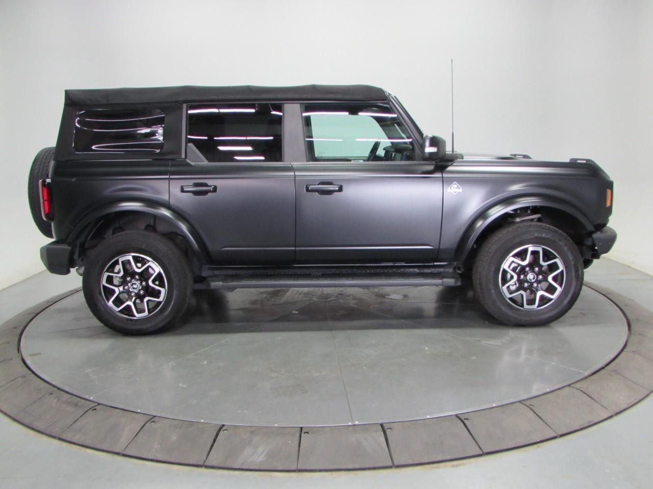 Ford Bronco Vehicle Full-screen Gallery Image 08