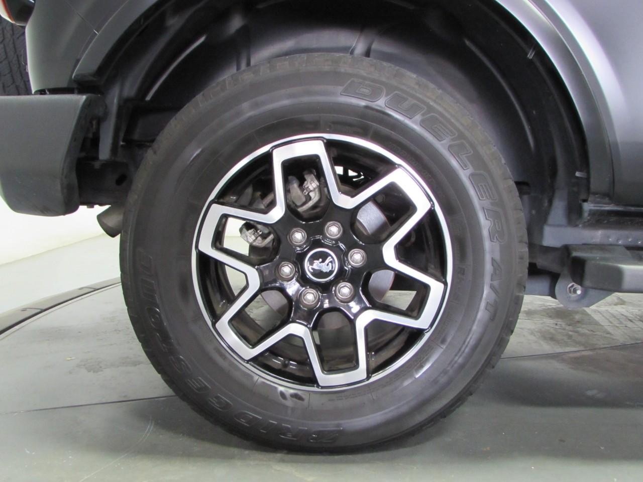 Ford Bronco Vehicle Full-screen Gallery Image 09