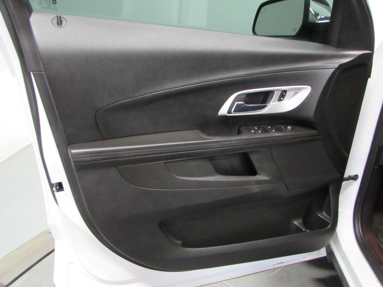 Chevrolet Equinox Vehicle Full-screen Gallery Image 12