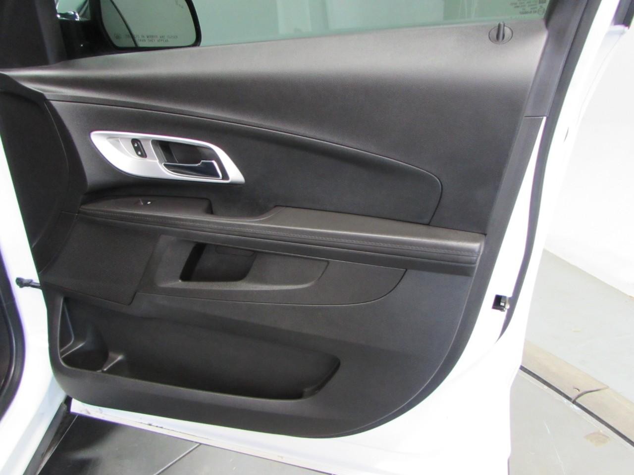 Chevrolet Equinox Vehicle Full-screen Gallery Image 16