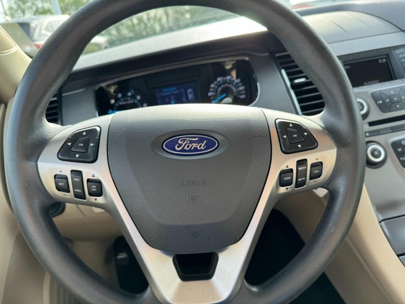 2014 Ford Taurus SE photo