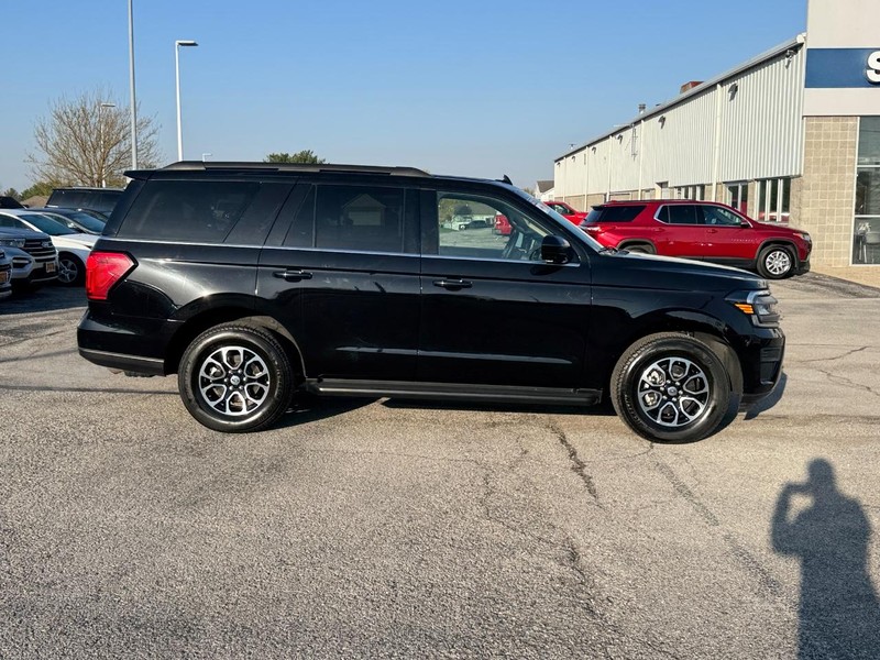Ford Expedition Vehicle Full-screen Gallery Image 02