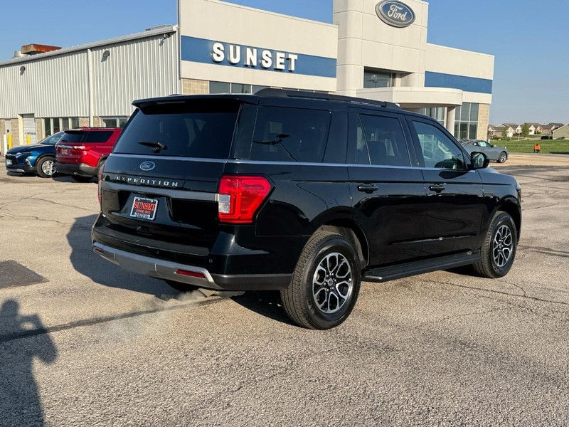 Ford Expedition Vehicle Full-screen Gallery Image 03