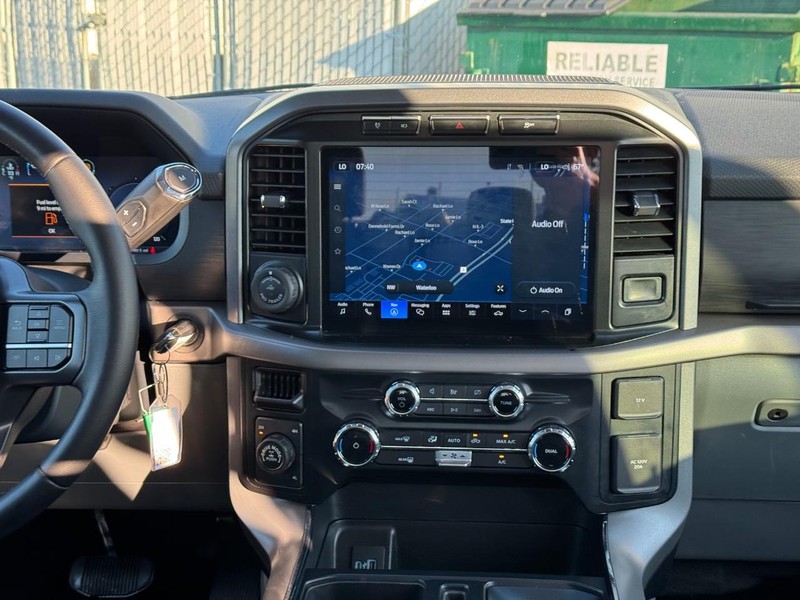 Ford F-150 Vehicle Full-screen Gallery Image 13