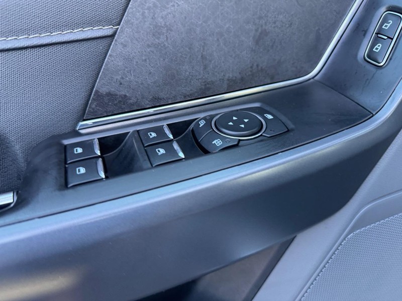 Ford F-150 Vehicle Full-screen Gallery Image 16