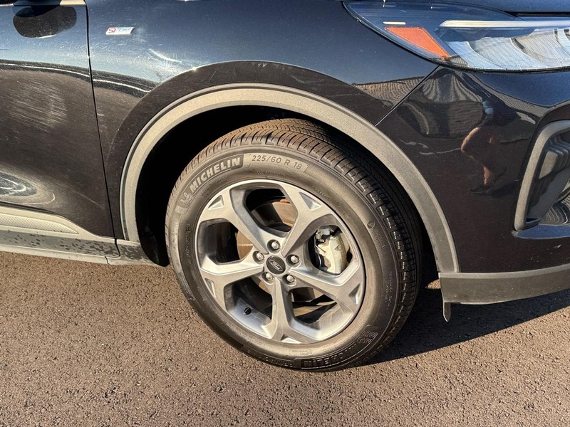 Ford Escape Vehicle Full-screen Gallery Image 09