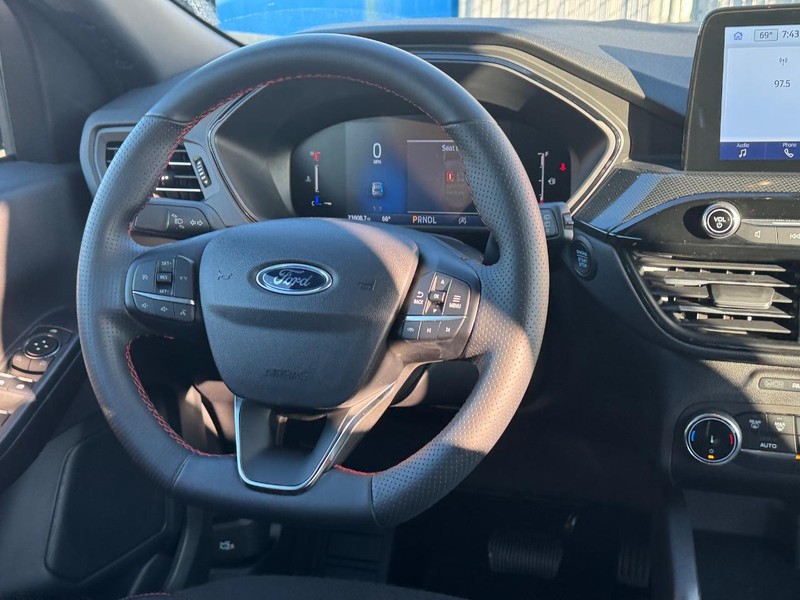 Ford Escape Vehicle Full-screen Gallery Image 12