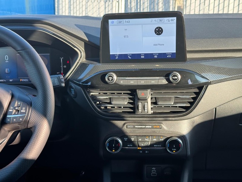 Ford Escape Vehicle Full-screen Gallery Image 13