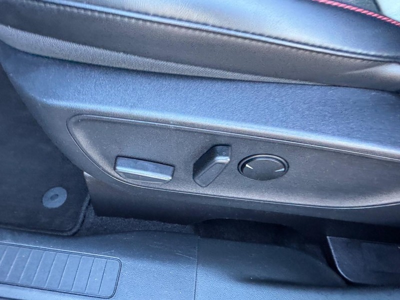 Ford Escape Vehicle Full-screen Gallery Image 15