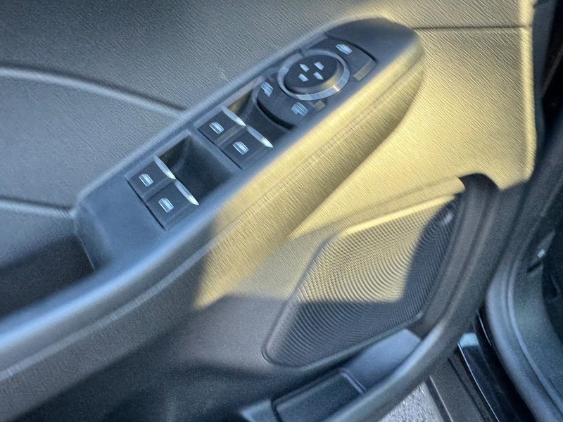 Ford Escape Vehicle Full-screen Gallery Image 16